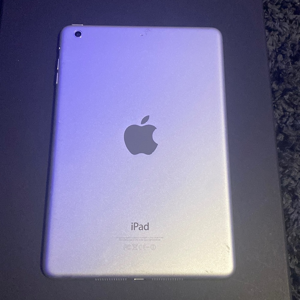 APPLE iPad mini 2 with 16GB space/WiFi and Bluetooth & 7.9” screen.